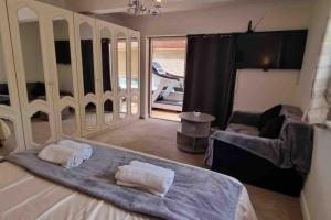 um quarto com uma cama e uma sala de estar em 3 Bedroom Bungalow with great Sea Views, Private Hot Tub & Gardens em Paignton