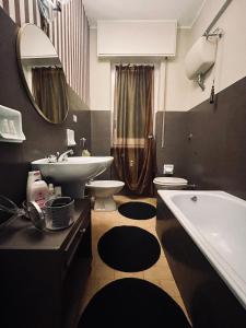 La salle de bains en noir et blanc est pourvue d'un lavabo et d'une baignoire. dans l'établissement Un Angolo di Design, à Sori