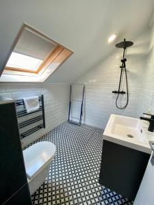 baño con aseo y lavabo y ventana en Home Sweet Apartment XL, en Bükfürdő