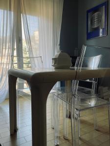 - une table à manger et des chaises dans une pièce avec fenêtre dans l'établissement Un Angolo di Design, à Sori