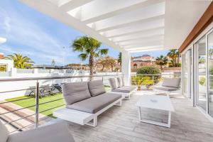 Puerto MarinoにあるCasa Bos Orange Wellness Luxury Entire Villa Jacuzzi & Pool Gran Alacant near Beachの屋外パティオ(ソファ、テーブル付)