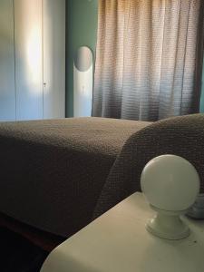 - une chambre dotée d'un lit et d'une table avec des comptoirs de lit dans l'établissement Un Angolo di Design, à Sori