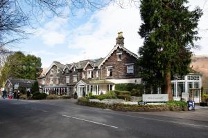 un grande edificio sul lato di una strada di The Wordsworth Hotel a Grasmere