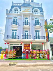 a building with a flower shop in front of it at Hotel Phước Thịnh in Vĩnh Long