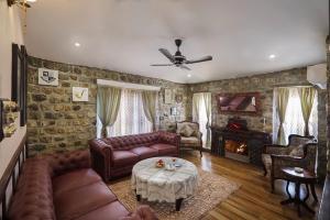 Istumisnurk majutusasutuses Jim & Holmes Resort & Luxury Residences in Jim Corbett National Park