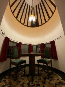 um quarto com duas cadeiras e uma mesa com um espelho em Burg Zimmer auf ca. 70 m² em Heimbach