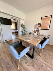 A seating area at Home Sweet Apartment XL