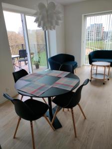 uma sala de jantar com uma mesa e cadeiras num quarto em Ny bolig i grønne omgivelser. em Rødovre