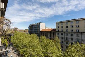 vistas a una ciudad con edificios y árboles en BePlace Apartments in De Angeli, en Milán