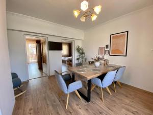 A television and/or entertainment centre at Home Sweet Apartment XL