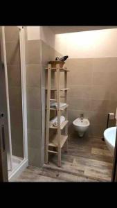 La salle de bains est pourvue d'une douche, de toilettes et d'un lavabo. dans l'établissement APPARTAMENTO POGGIGRILLi, à Pievepelago