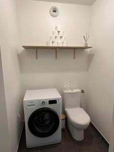 ein Badezimmer mit einer Waschmaschine und einem WC in der Unterkunft F3 - Standing, idéalement situé in Ajaccio