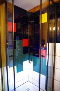 Baño con azulejos de colores en la pared en Ferienwohnung Eva en Radebeul