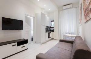 ein Wohnzimmer mit einem Sofa und einem Flachbild-TV in der Unterkunft Modern Apartment in Florence in Florenz