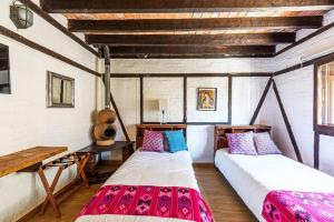 a bedroom with two beds in a room at Increible Cuarto, Hostal Sobre el Centro de Valle in Valle de Bravo