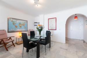 Posedenie v ubytovaní Superb Large Apartment on the Beach