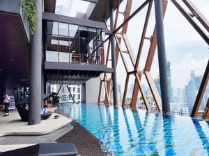 - une piscine au sommet d'un bâtiment dans l'établissement Scarletz KLCC By Starwood Lux, à Kuala Lumpur