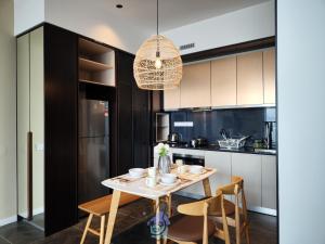 - une cuisine et une salle à manger avec une table et des chaises dans l'établissement Scarletz KLCC By Starwood Lux, à Kuala Lumpur