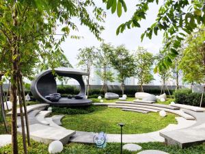 un jardin avec une sculpture au milieu d'un parc dans l'établissement Scarletz KLCC By Starwood Lux, à Kuala Lumpur
