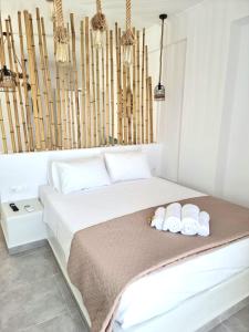 - une chambre avec un lit et 2 serviettes dans l'établissement Joannes Vacation Rooms, à Adamas
