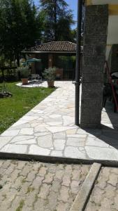 einen Steinweg vor einem Haus in der Unterkunft Villa Laura in Incisa Scapaccino