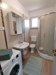 Koupelna v ubytování Apartman MARIJETA + 37 fotografií