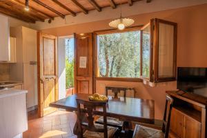 A kitchen or kitchenette at Agriturismo Vecchio Borgo Di Inalbi