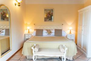 A bed or beds in a room at Agriturismo Vecchio Borgo Di Inalbi