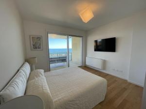 A television and/or entertainment centre at Gli Scogli Luxury Residence Hotel