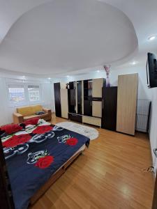 um quarto com uma cama e uma sala de estar em Apartament Raul em Sânmartin