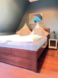 1 dormitorio con 1 cama grande con sábanas blancas en Strandmuschel, en List