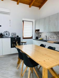 - une cuisine avec une table et des chaises en bois dans l'établissement B&B Al Centro - Ossi, à Ossi