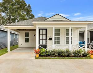 una casa blanca con garaje en Charming Cottage built in 2019, en Lafayette