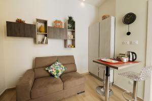 - un salon avec un canapé et une table dans l'établissement In centro apartment, à Palerme