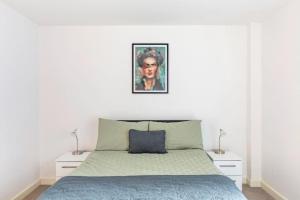 a bedroom with a bed and a picture on the wall at Stylish 1 Bedroom Apartment by BOLD Apartments in Liverpool
