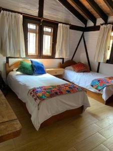 バジェ・デ・ブラボにあるCuarto Privado en Hostal Para 2 Personas Valleのベッドルーム1室(ベッド2台付)