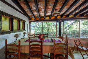 バジェ・デ・ブラボにあるCuarto Privado en Hostal Para 2 Personas Valleのダイニングルーム(テーブル、椅子付)