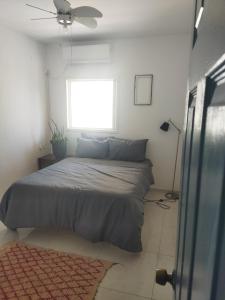 Schlafzimmer mit einem großen Bett und einem Fenster in der Unterkunft Cozy 2-bedrooms with balcony 20 in Bat Yam