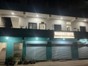 un edificio con un cartel que lee hotel mendocino en Marigold Hotel, en Siliguri