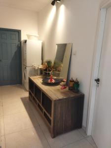 Zimmer mit einem Tisch, einem Spiegel und einem Kühlschrank. in der Unterkunft Cozy 2-bedrooms with balcony 20 in Bat Yam