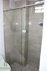 シパキラにあるApartamento Super-Confortableのバスルーム(ガラスドア付きのシャワー付)