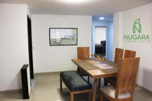 comedor con mesa de madera y sillas en Apartamento Super-Confortable en Zipaquirá