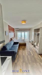 - un salon avec un canapé bleu dans l'établissement Blumont Aparthotel Durres, à Durrës