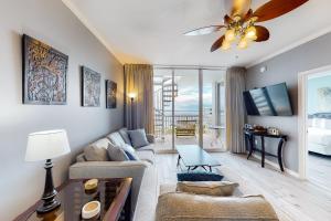 sala de estar con sofá y ventilador de techo en Destin West Resort - Bayside Pelican PH5, en Fort Walton Beach