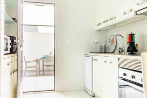 Kuchyňa alebo kuchynka v ubytovaní Apartamento Pink VistaBella Sunrise