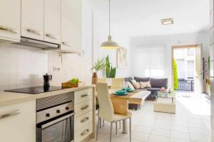 Kuchyňa alebo kuchynka v ubytovaní Apartamento Pink VistaBella Sunrise