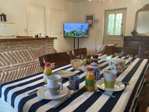 TV a/nebo společenská místnost v ubytování Chambres d’hôtes de Pouzatel