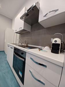 una cocina con fregadero y estufa horno superior en Villa Maria - Capri House Vista Mare, en Monte di Procida 8 fotos más