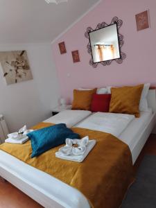 Postel nebo postele na pokoji v ubytování Apartments and Rooms PUNTA