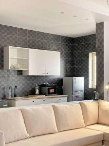 麥地那的住宿－Luxury and Modern Apartments in Mudhainib，客厅设有沙发,厨房设有